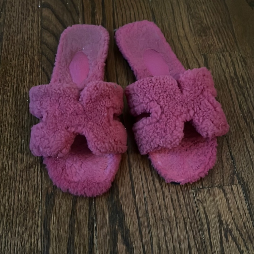 Hermes raspberry shearling oran sandal 38